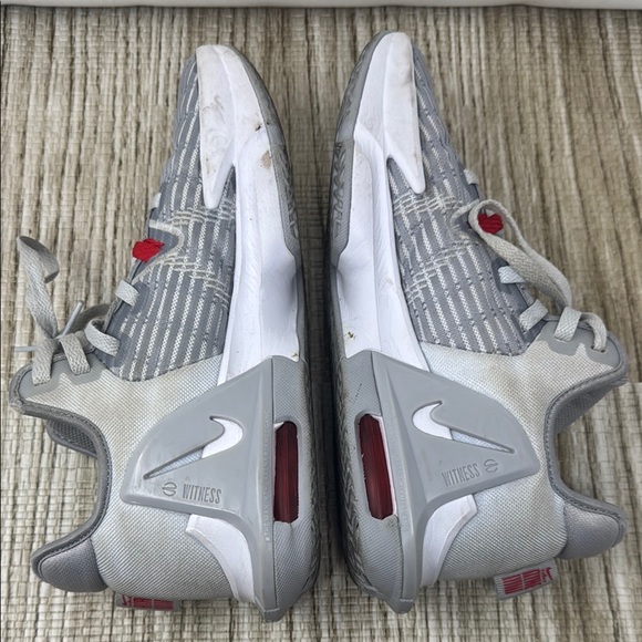 Nike Lebrons - Picture 6 of 10